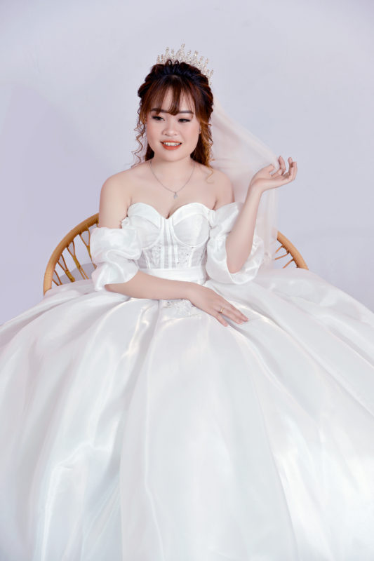 Choáng ngợp” chiếc váy cưới 50 tỷ CEO Hoàng Kim Khánh tặng vợ